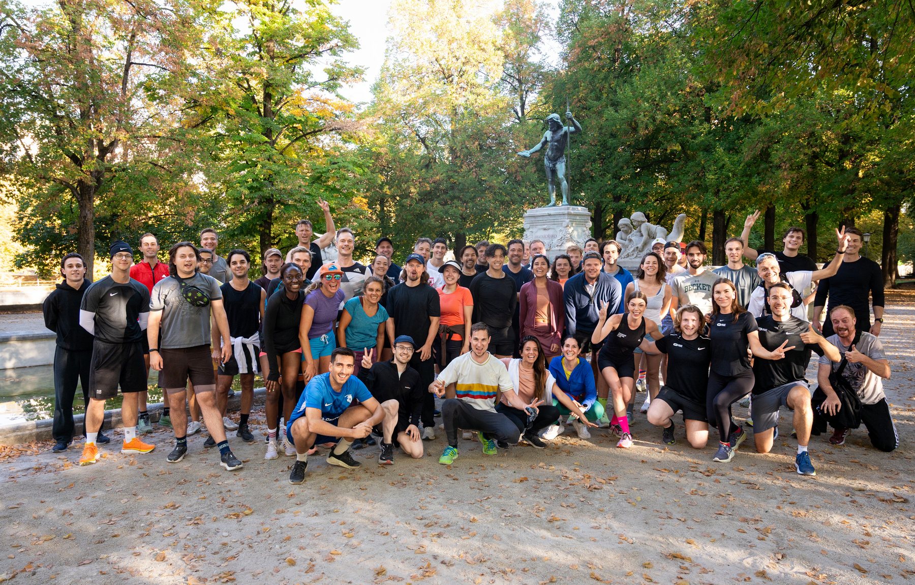 Gruppenfoto des Founders Running Club Munich nach dem Morgenlauf bei Bits & Pretzels 2026 an der Isar