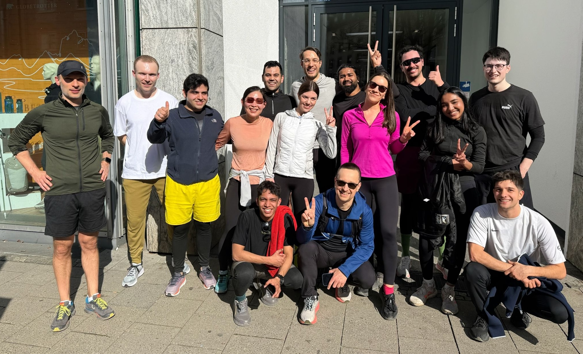 Founders Running Club Gruppe in Action vor Café