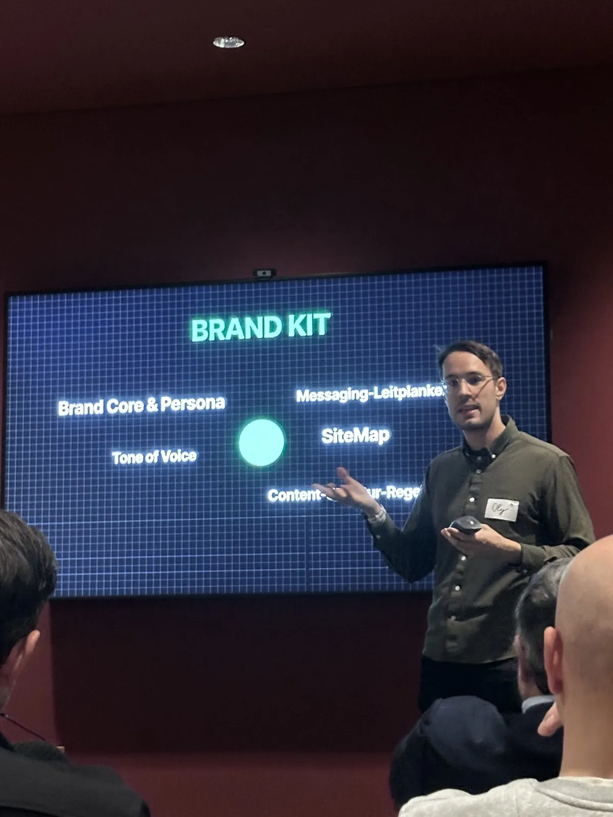 Folie zum Brand Kit mit Brand Core & Persona, Tone of Voice, Messaging-Leitplanken, SiteMap und Content-Struktur-Regeln