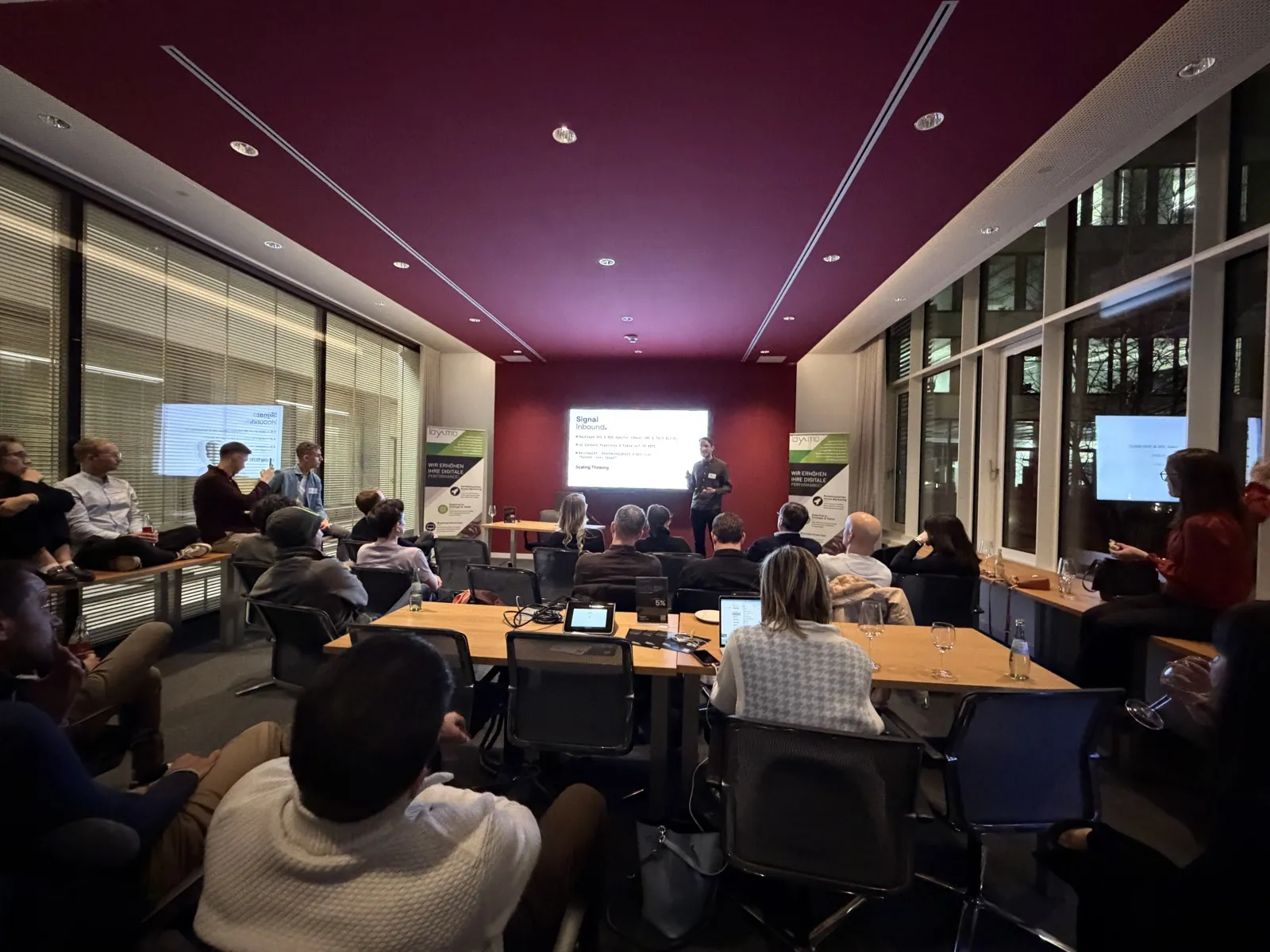 Publikum beim SEO Meetup München #17 während der Vorstellung von Signal Inbound