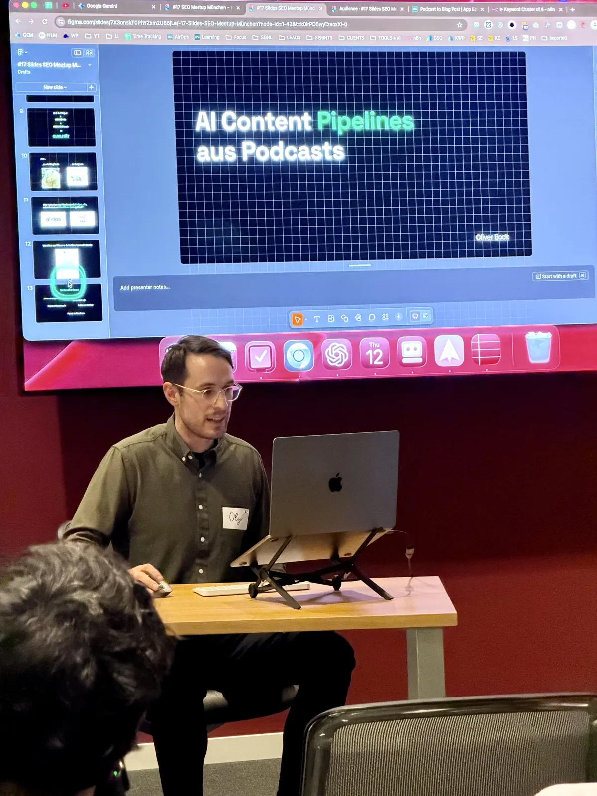 Oliver Bock startet seinen Vortrag „AI Content Pipelines aus Podcasts“ beim SEO Meetup München #17