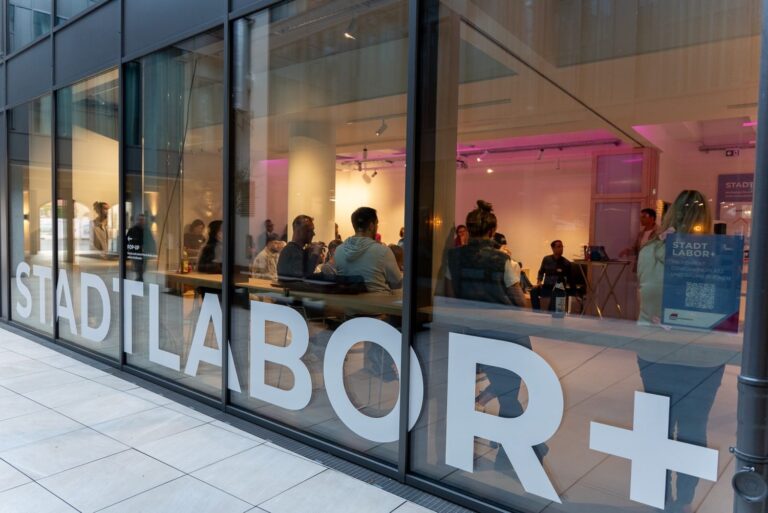 Blick von außen ins Stadtlabor+ Amberg während des INSIGHTS+