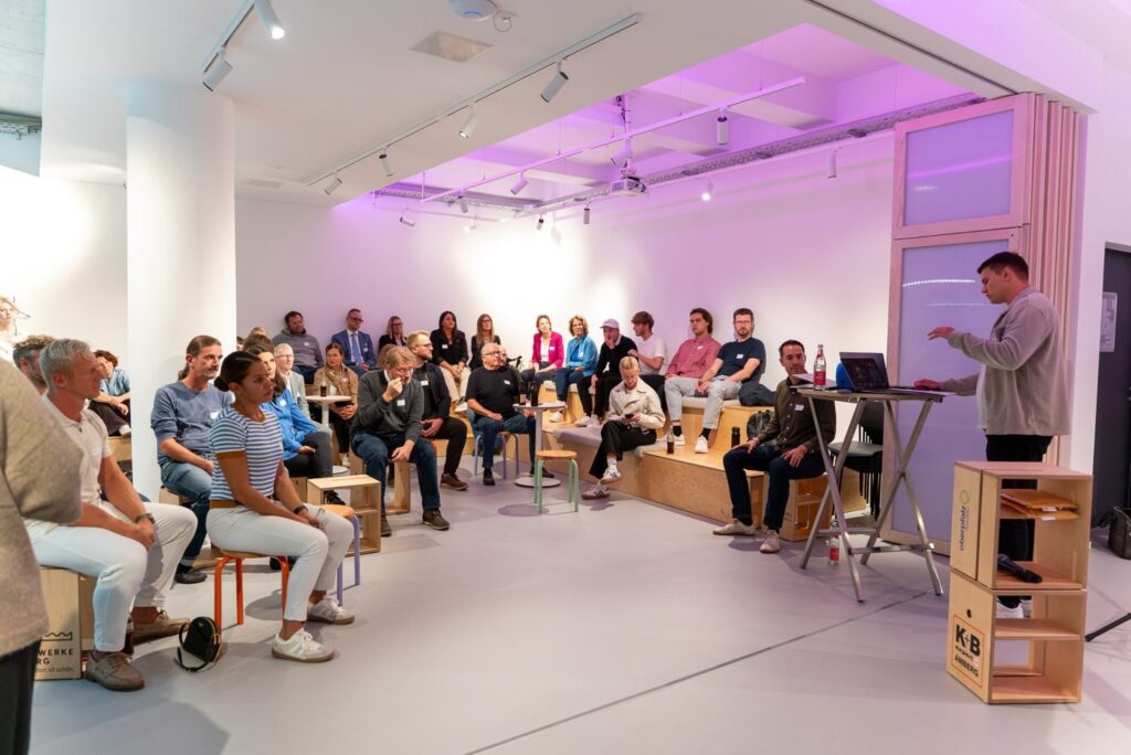 Rund 50 Gäste beim INSIGHTS+ zu Online-Marketing und KI-Suche im Stadtlabor+ Amberg