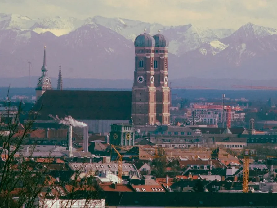München mit Frauenkirche und Alpen